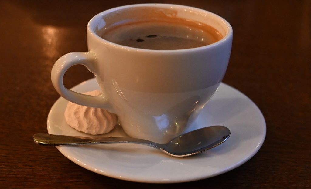 Obrazek pokazuje filizankę kawy, zaś artykuł jest na temat bloga kawowego.