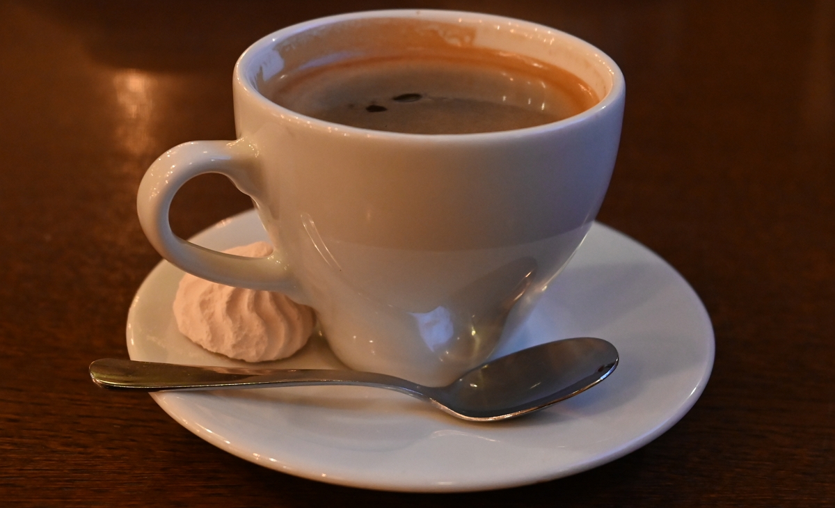 Obrazek pokazuje filizankę kawy, zaś artykuł dotyczy pochodzenia słowa kawa.