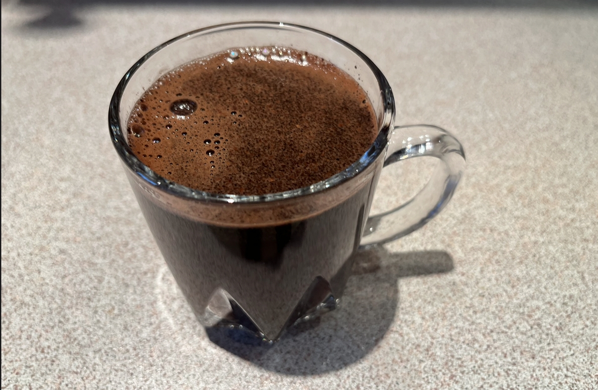 Obrazek przedstawia szkolankę z kawą, czyli kawa po polsku