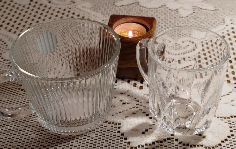 Nowoczesne szklanki lub kubki do kawy po polsku. 